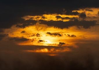 Obraz premium The sky is orange and cloudy