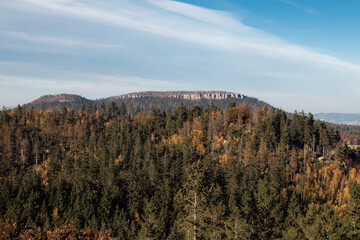 Sunny landscape of the Table Mountains with a view of vast meadows, forests and distant mountain ranges. Calm nature, clear sky and open space invite reflection, mindfulness and deep relaxation.