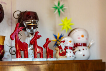 Dekoration auf einem Schrank zu Weihnachten