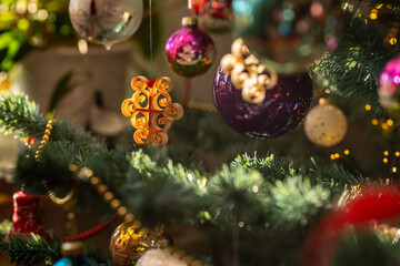 Dekoration an einem k&uuml;nstlichen Christbaum zu Weihnachten