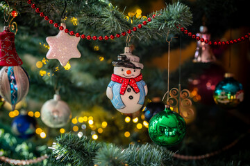 Ein Schneemann als Dekoration an eine Tanne zu Weihnachten