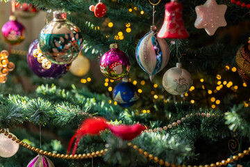 Ein k&uuml;nstlicher geschm&uuml;ckter Tannenbaum zu Weihnachte 