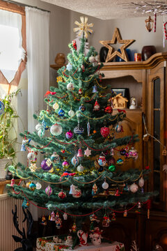 Ein k&uuml;nstlicher geschm&uuml;ckter Tannenbaum zu Weihnachte als Blautanne