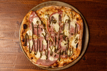 Ham and ricotta pizza