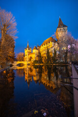 Obraz premium Beautiful Vajdahunyad castle in Budapest, Hungary. Blue hours scenery with amazing reflection.