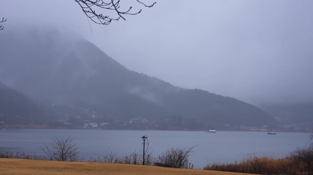 [8K to 4K] 厳冬期を迎えた河口湖の山並み｜冷たい空気と霧が描く幻想の世界
