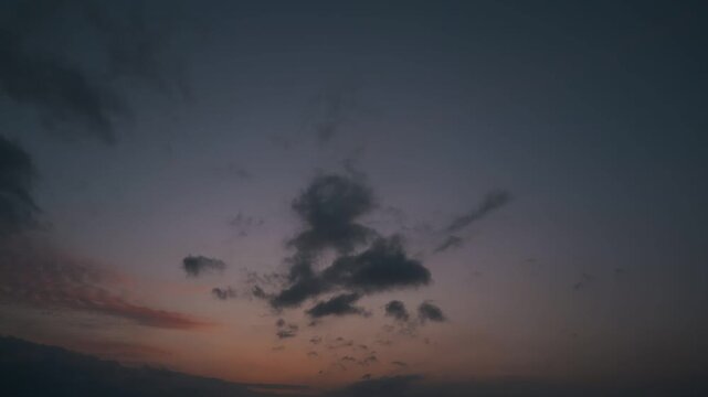 ダークブルーとピンクの空
