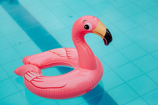 Boia na piscina