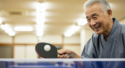 温泉旅館やホテルで卓球を楽しむ日本人の高齢男性とコピースペース