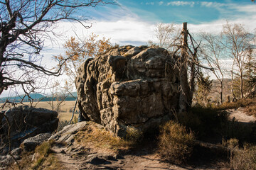 Sunny landscape of the Table Mountains with a view of vast meadows, forests and distant mountain ranges. Calm nature, clear sky and open space invite reflection, mindfulness and deep relaxation.