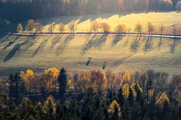 Sunny landscape of the Table Mountains with a view of vast meadows, forests and distant mountain ranges. Calm nature, clear sky and open space invite reflection, mindfulness and deep relaxation.