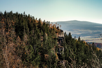 Sunny landscape of the Table Mountains with a view of vast meadows, forests and distant mountain ranges. Calm nature, clear sky and open space invite reflection, mindfulness and deep relaxation.
