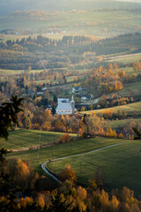 Sunny landscape of the Table Mountains with a view of vast meadows, forests and distant mountain ranges. Calm nature, clear sky and open space invite reflection, mindfulness and deep relaxation.