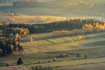 Sunny landscape of the Table Mountains with a view of vast meadows, forests and distant mountain ranges. Calm nature, clear sky and open space invite reflection, mindfulness and deep relaxation.