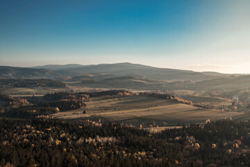 Sunny landscape of the Table Mountains with a view of vast meadows, forests and distant mountain ranges. Calm nature, clear sky and open space invite reflection, mindfulness and deep relaxation.