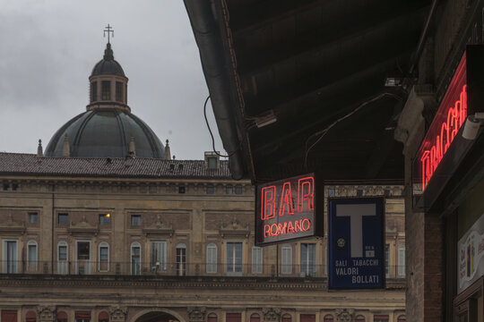 Bar und Tabakladen in Bologna