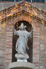Statues of Mary and Jesus on a church facade in Torrevieja

