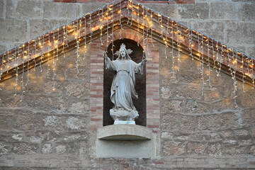 Statues of Mary and Jesus on a church facade in Torrevieja
