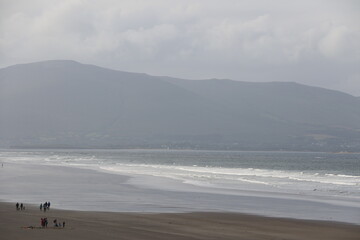 Vue panoramique sur l'immense plage de sable de Inch Beach en Irlande