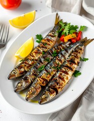 Sardinhas assadas servidas en un plato blanco con lim&oacute;n y decoraci&oacute;n de hierbas