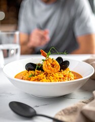 Arroz de marisco en un restaurante moderno, presentaci&oacute;n sencilla y colorida de la cocina portuguesa