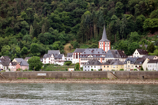 Blick vom Rhein im Oberen Mittelrheintal auf den Ort Hirzenach in Rheinland-Pfalz. Aussicht von einem Ausflugschiff zur Loreley.