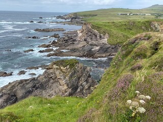 Les falaises vertigineuses de Dunquin surplombant les eaux de l'Atlantique