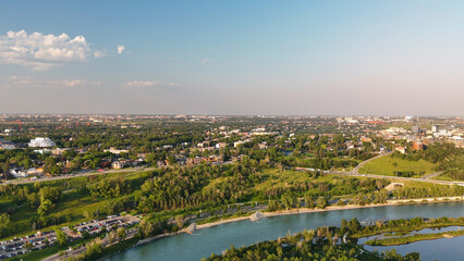 Obraz premium Aerial view of Calgary park on a beautiful summer sunset, Alberta - Canada