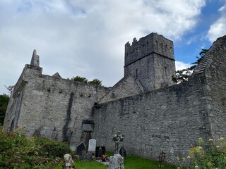 Abbaye de Muckross, un ancien monast&egrave;re franciscain situ&eacute; au c&oelig;ur du parc national de Killarney, c&eacute;l&egrave;bre pour son clo&icirc;tre et son if centenaire
