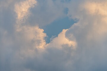 Obraz premium Wide sky filled with fluffy white clouds, viewed from below Soft whites, subtle grays, and blues dominate the color palette No objects or figures present