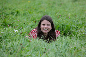 Gl&uuml;ckliche Teenagerin liegt im Gras