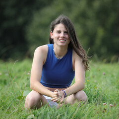 H&uuml;bsche Teenagerin kniet in der Natur