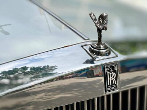 Close-up of the front of a white Rolls Royce Phantom