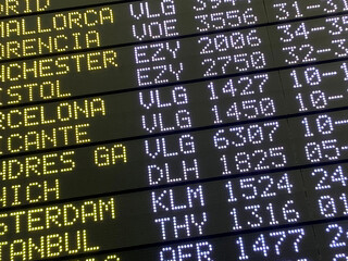 rótulos panel luminoso explicativos de los diferentes vuelos , horarios y destinos de los aviones aeropuerto IMG_4046-as25