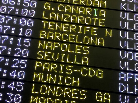 r&oacute;tulos panel luminoso explicativos de los diferentes vuelos , horarios y destinos de los aviones aeropuerto IMG_4053-as25