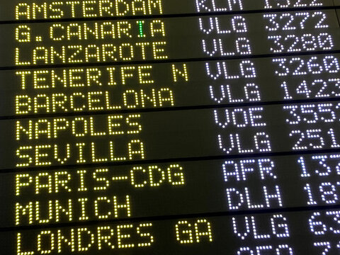 r&oacute;tulos panel luminoso explicativos de los diferentes vuelos , horarios y destinos de los aviones aeropuerto IMG_4052-as25