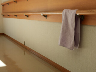体操教室の手摺りに掛かっているタオルの様子