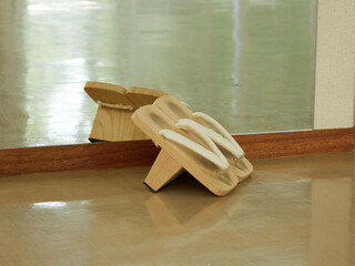 教室の鏡の前にある空手練習用の木製の下駄の様子