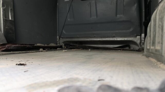 Złom &ndash; zdemontowane ościeżnice &ndash; wrzucone na platformę furgonetki dostawczej. Prace remontowe w budynku mieszkalnym. Wyw&oacute;z pozostałości po remoncie  do punktu skupu złomu.