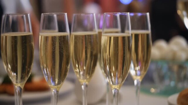 Gros plan sur des verres de champagne lors d'une r&eacute;ception.