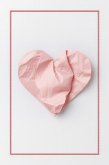 ピンク系のやさしい印象に合う紙ハートと一筆書きハート枠の装飾. 生成AI