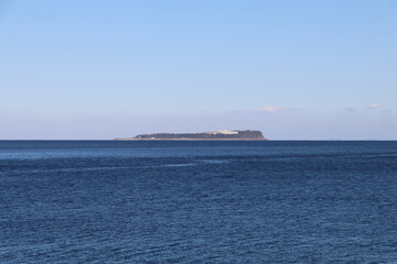 伊東の海。伊東マリンランドからの風景。初島。	
