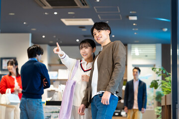 買物をする若いカップル