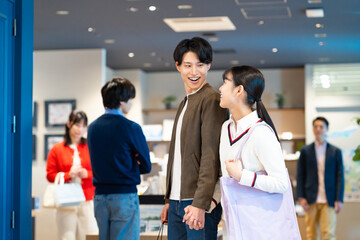 買物をする若いカップル