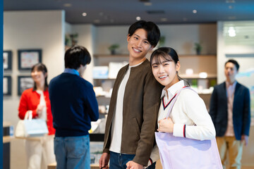 買物をする若いカップル