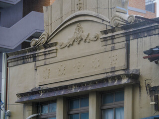雨の中、兵庫県豊岡市の商店街を歩く