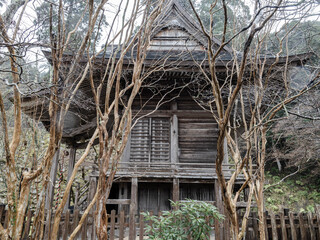 雨の中、兵庫県豊岡市の出石町、出石城址を歩く