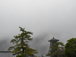 雨の中、兵庫県豊岡市の出石町、出石城址を歩く