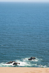 Fototapeta premium Dunas con el océano de fondo, Concón, Chile.
