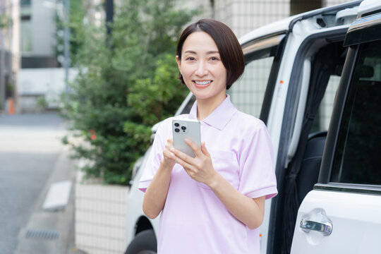 車で訪問介護をするミドルの女性介護士